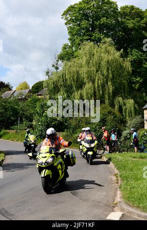 Women's Tour Race Stage 6 entrant dans le village de Hook Norton Oxfordshire Angleterre royaume-uni. Cotswolds Melvin Green11/06/2022. Banque D'Images