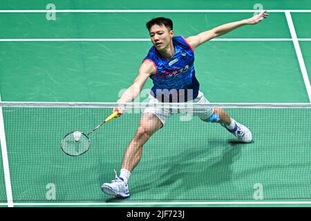 Kuala Lumpur, Malaisie. 30th juin 2022. Wang Tzu Wei du Taïpei chinois participe à la partie masculine de 16 contre lu Guangzu de Chine à l'Open 2022 de Malaisie à Kuala Lumpur, Malaisie, 30 juin 2022. Credit: Zhu Wei/Xinhua/Alay Live News Banque D'Images