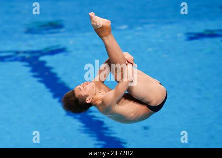 Budapest, Hongrie. 30th juin 2022. Zheng Jiuyuan, de Chine, participe à la compétition de plongée préliminaire masculine du tremplin 1m aux Championnats du monde de la FINA 19th à Budapest, Hongrie, 30 juin 2022. Credit: Zheng Huansong/Xinhua/Alay Live News Banque D'Images