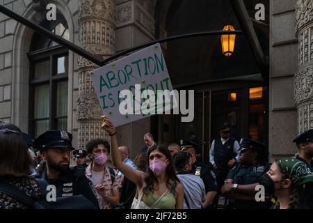 New York, États-Unis. 29th juin 2022. Les activistes de l'avortement protestent et bloquent l'entrée au club de l'université de New York, NY 29 juin 2022 en tant qu'invité de la Société Fédéraliste arrivent là où l'ancien procureur général Bill Barr était le conférencier principal. (Photo de Steve Sanchez/Sipa USA) crédit: SIPA USA/Alay Live News Banque D'Images