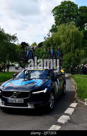 Women's Tour Race Stage 6 entrant dans le village de Hook Norton Oxfordshire Angleterre royaume-uni. Cotswolds Melvin Green11/06/2022. Banque D'Images