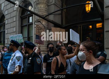 New York, États-Unis. 29th juin 2022. Les activistes de l'avortement protestent et bloquent l'entrée au club de l'université de New York, NY 29 juin 2022 en tant qu'invité de la Société Fédéraliste arrivent là où l'ancien procureur général Bill Barr était le conférencier principal. (Photo de Steve Sanchez/Sipa USA) crédit: SIPA USA/Alay Live News Banque D'Images