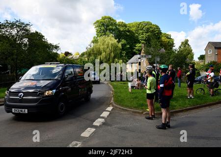 Women's Tour Race Stage 6 entrant dans le village de Hook Norton Oxfordshire Angleterre royaume-uni. Cotswolds Melvin Green11/06/2022. Banque D'Images