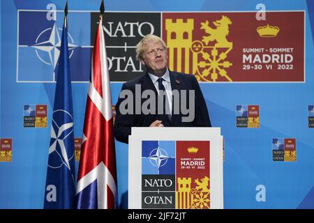 Madrid, Espagne. 30th juin 2022. Le Premier ministre britannique Boris Johnson réagit à une question sur son retour à la maison lors d'une conférence de presse le dernier jour d'un sommet de l'OTAN à Madrid, en Espagne, jeudi, 30 juin 2022. Photo de Paul Hanna/UPI crédit: UPI/Alay Live News Banque D'Images