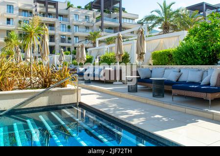 Tivat, Montenegro - 29 mai 2022: Piscine dans un hôtel moderne de luxe à Porto Montenegro Marina sur la côte Adriatique Banque D'Images