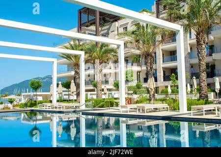 Tivat, Montenegro - 29 mai 2022: Piscine dans un hôtel moderne de luxe à Porto Montenegro Marina sur la côte Adriatique Banque D'Images