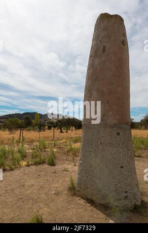 Le Menhir d'Outeiro est un mégalith près de Monsaraz, Alentejo, Portugal. Banque D'Images