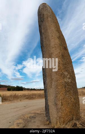 Le Menhir d'Outeiro est un mégalith près de Monsaraz, Alentejo, Portugal. Banque D'Images