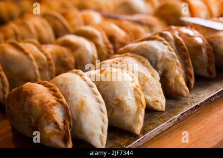 des empanadas fraîchement cuites avec différentes garnitures à vendre Banque D'Images