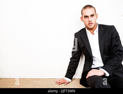 Entreprise détendue. Un langage corporel décontracté et informel issu d'un modèle professionnel élégant. À partir d'une série d'images avec les mêmes modèles. Banque D'Images