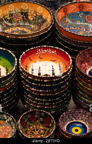 Souvenirs d'Istanbul - bols en céramique de style Iznik - Grand Bazar, Istanbul, Turquie Banque D'Images