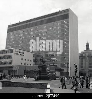 1960s, immeuble de bureaux historique et moderne, siège des journaux 'The Daily Mirror et 'Sunday Mirror', à Hoborn Circus, Londres, Angleterre, Royaume-Uni. Crédité à Sir Owen Williams, le bâtiment avait onze étages de haut et abritait des bureaux et des presses à imprimer. Mirror Group Newspapers a déménagé en 1994 et le bâtiment en béton de grande hauteur de style « Brutalisme » a été démoli plus tard. Banque D'Images