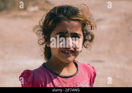 Pneu, Liban. 25th octobre 2021. Une fille syrienne marche autour du camp. Des enfants syriens sont vus à l'extérieur d'un camp de réfugiés à Tyr, dans le sud du Liban, pendant l'après-midi. Le pays a été caractérisé par des conflits politiques, une grave crise financière et la pandémie de corona, et le gouvernement a pris le plus de réfugiés dans le monde, estimé à 1,5 millions. (Photo par Lara Hauser/SOPA Images/Sipa USA) crédit: SIPA USA/Alay Live News Banque D'Images