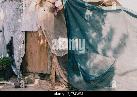 Pneu, Liban. 25th octobre 2021. Entrée d'une tente d'une famille syrienne. Des enfants syriens sont vus à l'extérieur d'un camp de réfugiés à Tyr, dans le sud du Liban, pendant l'après-midi. Le pays a été caractérisé par des conflits politiques, une grave crise financière et la pandémie de corona, et le gouvernement a pris le plus de réfugiés dans le monde, estimé à 1,5 millions. (Photo par Lara Hauser/SOPA Images/Sipa USA) crédit: SIPA USA/Alay Live News Banque D'Images