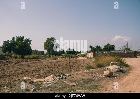 Pneu, Liban. 25th octobre 2021. Camp de réfugiés de Tyr, dans lequel vivent environ 5 familles. Des enfants syriens sont vus à l'extérieur d'un camp de réfugiés à Tyr, dans le sud du Liban, pendant l'après-midi. Le pays a été caractérisé par des conflits politiques, une grave crise financière et la pandémie de corona, et le gouvernement a pris le plus de réfugiés dans le monde, estimé à 1,5 millions. (Photo par Lara Hauser/SOPA Images/Sipa USA) crédit: SIPA USA/Alay Live News Banque D'Images