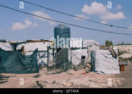 Pneu, Liban. 25th octobre 2021. Tente d'une famille avec sept enfants. Des enfants syriens sont vus à l'extérieur d'un camp de réfugiés à Tyr, dans le sud du Liban, pendant l'après-midi. Le pays a été caractérisé par des conflits politiques, une grave crise financière et la pandémie de corona, et le gouvernement a pris le plus de réfugiés dans le monde, estimé à 1,5 millions. (Photo par Lara Hauser/SOPA Images/Sipa USA) crédit: SIPA USA/Alay Live News Banque D'Images