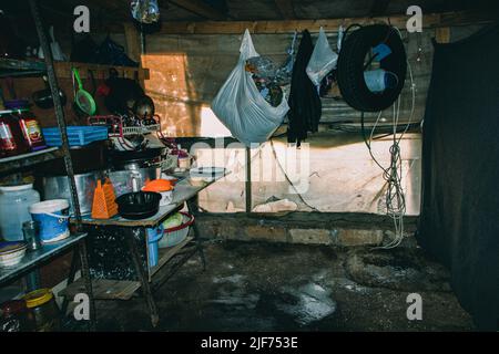 Pneu, Liban. 25th octobre 2021. Cuisine à l'intérieur de la tente. Le sol est toujours mouillé, et en raison du toit est cassé des enfants syriens sont vus à l'extérieur d'un camp de réfugiés à Tyr, dans le sud du Liban, pendant l'après-midi. Le pays a été caractérisé par des conflits politiques, une grave crise financière et la pandémie de corona, et le gouvernement a pris le plus de réfugiés dans le monde, estimé à 1,5 millions. (Photo par Lara Hauser/SOPA Images/Sipa USA) crédit: SIPA USA/Alay Live News Banque D'Images