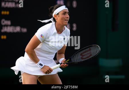 On Jabeur de Tunisie en action contre Katarzyna Kawa de Pologne lors du deuxième tour des Championnats de Wimbledon 2022, tournoi de tennis Grand Chelem sur 29 juin 2022 à tout l'Angleterre Club de tennis Lawn à Wimbledon près de Londres, Angleterre - photo: Rob Prange/DPPI/LiveMedia Banque D'Images