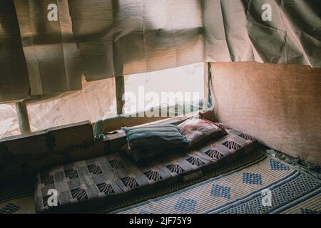 Pneu, Liban. 25th octobre 2021. Le salon d'une famille de huit membres. Des enfants syriens sont vus à l'extérieur d'un camp de réfugiés à Tyr, dans le sud du Liban, pendant l'après-midi. Le pays a été caractérisé par des conflits politiques, une grave crise financière et la pandémie de corona, et le gouvernement a pris le plus de réfugiés dans le monde, estimé à 1,5 millions. (Credit image: © Lara Hauser/SOPA Images via ZUMA Press Wire) Banque D'Images