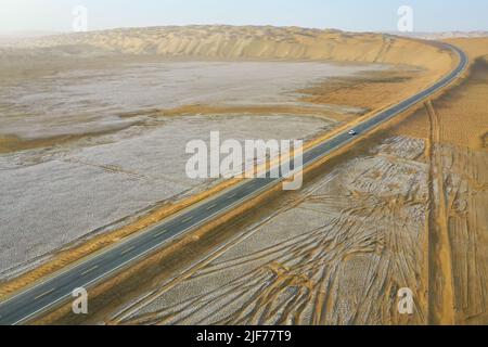 (220630) -- YULI, 30 juin 2022 (Xinhua) -- la photo aérienne montre une nouvelle autoroute traversant le désert de Taklimakan dans la région autonome de Xinjiang, au 26 juin 2022, dans le nord-ouest de la Chine. Située dans la préfecture autonome mongole de Bayingolin, au sud du Xinjiang, l'autoroute reliant le comté de Yuli et le comté de Qiemo a été mise en service jeudi. L'autoroute est la troisième à travers le désert de Taklimakan, le deuxième plus grand désert de sable mobile au monde. Avec une vitesse prévue de 60 ou 80 km/h pour différentes sections, la route a une longueur totale de 334 km, avec 307 km passant par la dese Banque D'Images