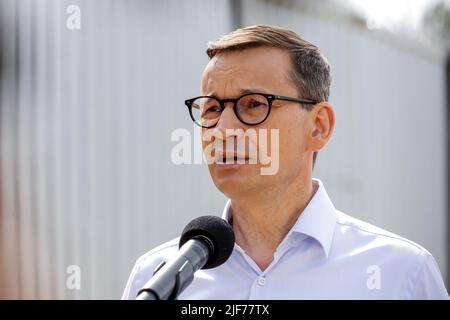 Le Premier ministre polonais, Mateusz Morawiecki, s'adresse aux médias lors de la conférence de presse qui marque la fin de la construction des barrières physiques entre la Pologne et le Bélarus sur le 30 juin 2022 à Nowodziel, en Pologne. Une barrière électronique, un système de surveillance sera maintenant construit. Le gouvernement polonais a décidé de construire une barrière en acier de 186 kilomètres de long et de 5,5 mètres de haut avec des barbelés à la frontière entre la Pologne et la Biélorussie, qui est aussi la frontière de l'Union européenne et de l'OTAN. La décision a été prise après que des milliers de migrants, principalement de Syrie, d'Irak et d'Afghanistan, aient essayé de traverser la Pologne depuis l'été Banque D'Images