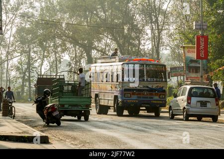 Des voitures, des bus et des camions avec des personnes non identifiées sont dans la rue de Pokhara, au Népal Banque D'Images