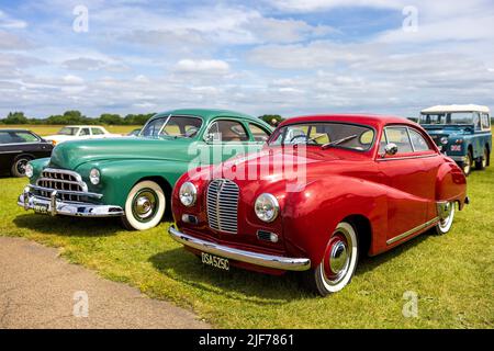 Personnalisé Pontiac 'KBV934' et Austin A40 Somerset 'DSA 525C' en exposition au Bicester Scramble le 19th juin 2022 Banque D'Images