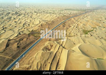 (220630) -- YULI, 30 juin 2022 (Xinhua) -- la photo aérienne montre une nouvelle autoroute traversant le désert de Taklimakan dans la région autonome de Xinjiang, au 30 juin 2022, dans le nord-ouest de la Chine. Située dans la préfecture autonome mongole de Bayingolin, au sud du Xinjiang, l'autoroute reliant le comté de Yuli et le comté de Qiemo a été mise en service jeudi. L'autoroute est la troisième à travers le désert de Taklimakan, le deuxième plus grand désert de sable mobile au monde. Avec une vitesse prévue de 60 ou 80 km/h pour différentes sections, la route a une longueur totale de 334 km, avec 307 km passant par la dese Banque D'Images