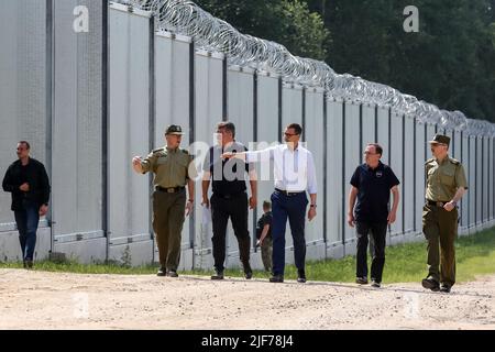 Le Premier ministre polonais, Mateusz Morawiecki, assiste à la conférence de presse qui marque la fin de la construction des barrières physiques entre la Pologne et le Bélarus sur 30 juin 2022 à Nowodziel, en Pologne. Une barrière électronique, un système de surveillance sera maintenant construit. Le gouvernement polonais a décidé de construire une barrière en acier de 186 kilomètres de long et de 5,5 mètres de haut avec des barbelés à la frontière entre la Pologne et la Biélorussie, qui est aussi la frontière de l'Union européenne et de l'OTAN. La décision a été prise après que des milliers de migrants, principalement de Syrie, d'Irak et d'Afghanistan, aient tenté de traverser la Biélorussie en Pologne. Le gouvernme Banque D'Images