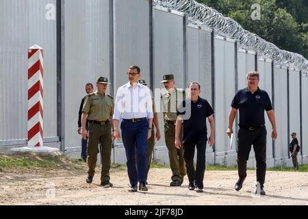 Le Premier ministre polonais, Mateusz Morawiecki, assiste à la conférence de presse qui marque la fin de la construction des barrières physiques entre la Pologne et le Bélarus sur 30 juin 2022 à Nowodziel, en Pologne. Une barrière électronique, un système de surveillance sera maintenant construit. Le gouvernement polonais a décidé de construire une barrière en acier de 186 kilomètres de long et de 5,5 mètres de haut avec des barbelés à la frontière entre la Pologne et la Biélorussie, qui est aussi la frontière de l'Union européenne et de l'OTAN. La décision a été prise après que des milliers de migrants, principalement de Syrie, d'Irak et d'Afghanistan, aient tenté de traverser la Biélorussie en Pologne. Le gouvernme Banque D'Images