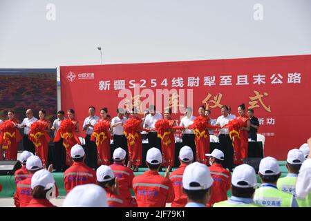 (220630) -- YULI, 30 juin 2022 (Xinhua) -- la cérémonie d'ouverture d'une nouvelle autoroute traversant le désert de Taklimakan se tient dans la région autonome de Xinjiang, au 30 juin 2022, dans le nord-ouest de la Chine. Située dans la préfecture autonome mongole de Bayingolin, au sud du Xinjiang, l'autoroute reliant le comté de Yuli et le comté de Qiemo a été mise en service jeudi. L'autoroute est la troisième à travers le désert de Taklimakan, le deuxième plus grand désert de sable mobile au monde. Avec une vitesse prévue de 60 ou 80 km/h pour différentes sections, la route a une longueur totale de 334 km, avec 307 km passant thr Banque D'Images