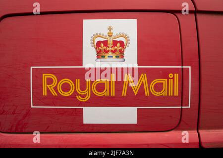 Eton, Windsor, Berkshire, Royaume-Uni. 30th juin 2022. Un logo Royal Mail sur une fourgonnette postale. Les gestionnaires du courrier royal ont voté en faveur de la grève en ce qui concerne un programme de redéploiement avec des conditions moins favorables. Les membres de l'Union Unite ont soutenu l'action industrielle de 86%. Crédit : Maureen McLean/Alay Live News Banque D'Images