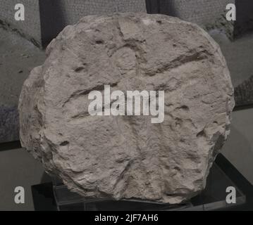 Figure, probablement une représentation humaine, initialement sculptée dans la roche dans une grotte artificielle à Ras il-Wardija. Sanctuaire punique-romain dans les environs de Ta' Kercem. Il date probablement de la période médiévale, où la grotte peut avoir servi d'ermitage. Musée d'archéologie de Gozo. Cittadela de Victoria à Gozo. Malte. Banque D'Images