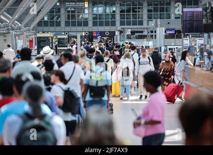 Hambourg, Allemagne. 30th juin 2022. Les voyageurs aériens attendent de longues files d'attente au point de contrôle de sécurité de l'aéroport de Hambourg. Avec le début des vacances d'été au Schleswig-Holstein, au Mecklembourg-Poméranie occidentale et à Hambourg, l'aéroport de la ville hanséatique s'attend à une ruée de passagers crédit: Christian Charisius/dpa/Alay Live News Banque D'Images