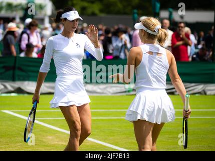 Ajla Tomljanovic d'Australie et Daria Saville d'Australie jouant en double aux Championnats de Wimbledon 2022, tournoi de tennis Grand Chelem sur 29 juin 2022 au All England Lawn tennis Club de Wimbledon près de Londres, Angleterre - photo : Rob Prange/DPPI/LiveMedia Banque D'Images