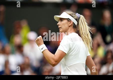 Katie Boulter, de Grande-Bretagne, réagit lors de son deuxième match contre Karolina Pliskova lors du quatrième jour des Championnats de Wimbledon 2022 au All England Lawn tennis and Croquet Club, Wimbledon. Date de la photo: Jeudi 30 juin 2022. Banque D'Images