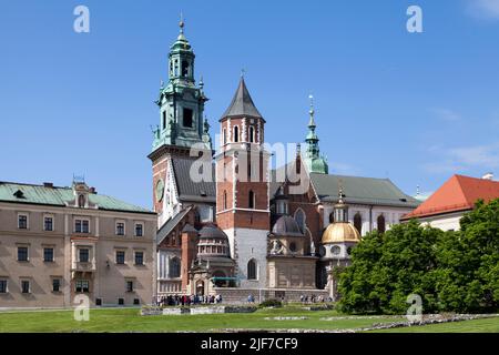 Cracovie, Pologne - 07 juin 2019 : la cathédrale de Wawel sur la colline de Wawel ainsi que la chapelle de Sigismund (à droite, avec un dôme doré) et la chapelle de la dynastie Vasa ( Banque D'Images