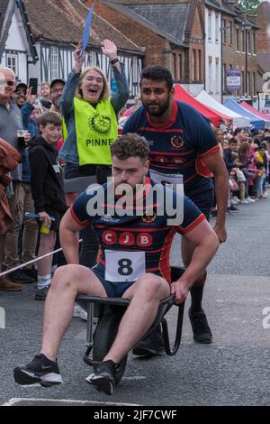 Deux hommes se disputent la course du crowbar pour la St Georges Day Celebration tandis que la foule les applaudit. Pinner, Harrow, nord-ouest de Londres. Banque D'Images