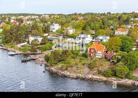 Propriétés au bord de l'eau sur l'une des nombreuses îles de l'archipel de Stockholm - ici Gashaga sur l'île de Lidingo, Suède. Banque D'Images