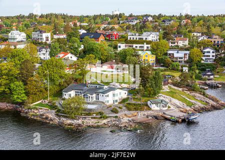 Propriétés au bord de l'eau sur l'une des nombreuses îles de l'archipel de Stockholm - ici Gashaga sur l'île de Lidingo, Suède. Banque D'Images