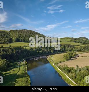 Des centaines de chevaux et de cavaliers traversant la rivière Tweed près de Newstead dans le cadre du Melrose Festival Common circonscriptions 2022. Banque D'Images