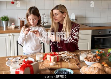 La mère et l'enfant font des décorations de biscuits de Noël ensemble. Banque D'Images