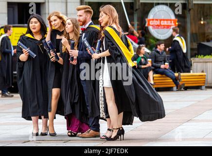 Dundee, Tayside, Écosse, Royaume-Uni. 30th juin 2022. Météo Royaume-Uni. Les températures dans le nord-est de l'Écosse ont dépassé 20 °C en raison d'une combinaison de ciel clair et de soleil d'été chaud. Le jour de la remise des diplômes, les étudiants diplômés de l'université et leurs familles se sont réunis à Dundee City Square et au Caird Hall pour leurs récompenses tardives. Depuis que l'Écosse a été sous le confinement du coronavirus pendant deux ans, ces cérémonies de remise des diplômes ont maintenant lieu. Crédit : Dundee Photographics/Alamy Live News Banque D'Images