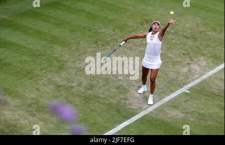 Londres, Grande-Bretagne. 30th juin 2022. Wang Qiang de Chine sert pendant le deuxième tour de match des femmes célibataires contre Heather Watson de Grande-Bretagne au championnat de tennis de Wimbledon à Londres, Grande-Bretagne, 30 juin 2022. Credit: Han Yan/Xinhua/Alay Live News Banque D'Images