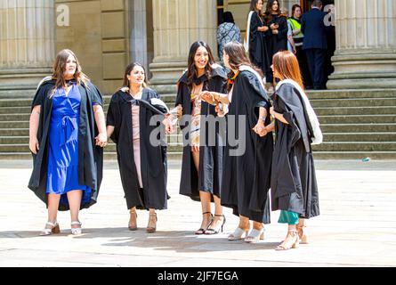 Dundee, Tayside, Écosse, Royaume-Uni. 30th juin 2022. Météo Royaume-Uni. Les températures dans le nord-est de l'Écosse ont dépassé 20 °C en raison d'une combinaison de ciel clair et de soleil d'été chaud. Le jour de la remise des diplômes, les étudiants diplômés de l'université et leurs familles se sont réunis à Dundee City Square et au Caird Hall pour leurs récompenses tardives. Depuis que l'Écosse a été sous le confinement du coronavirus pendant deux ans, ces cérémonies de remise des diplômes ont maintenant lieu. Crédit : Dundee Photographics/Alamy Live News Banque D'Images