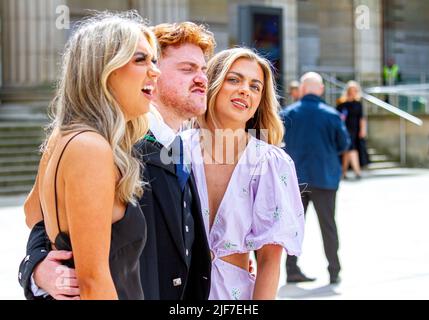 Dundee, Tayside, Écosse, Royaume-Uni. 30th juin 2022. Météo Royaume-Uni. Les températures dans le nord-est de l'Écosse ont dépassé 20 °C en raison d'une combinaison de ciel clair et de soleil d'été chaud. Le jour de la remise des diplômes, les étudiants diplômés de l'université et leurs familles se sont réunis à Dundee City Square et au Caird Hall pour leurs récompenses tardives. Depuis que l'Écosse a été sous le confinement du coronavirus pendant deux ans, ces cérémonies de remise des diplômes ont maintenant lieu. Crédit : Dundee Photographics/Alamy Live News Banque D'Images