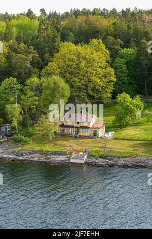 Une propriété au bord de l'eau sur l'une des nombreuses îles de l'archipel de Stockholm - ici Tynningo, Suède Banque D'Images