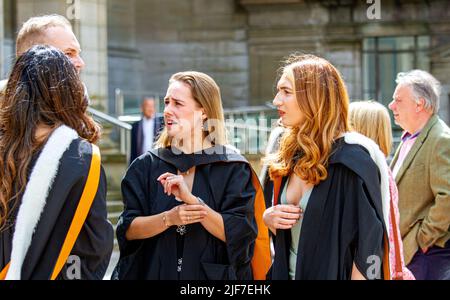 Dundee, Tayside, Écosse, Royaume-Uni. 30th juin 2022. Météo Royaume-Uni. Les températures dans le nord-est de l'Écosse ont dépassé 20 °C en raison d'une combinaison de ciel clair et de soleil d'été chaud. Le jour de la remise des diplômes, les étudiants diplômés de l'université et leurs familles se sont réunis à Dundee City Square et au Caird Hall pour leurs récompenses tardives. Depuis que l'Écosse a été sous le confinement du coronavirus pendant deux ans, ces cérémonies de remise des diplômes ont maintenant lieu. Crédit : Dundee Photographics/Alamy Live News Banque D'Images