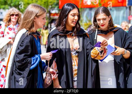 Dundee, Tayside, Écosse, Royaume-Uni. 30th juin 2022. Météo Royaume-Uni. Les températures dans le nord-est de l'Écosse ont dépassé 20 °C en raison d'une combinaison de ciel clair et de soleil d'été chaud. Le jour de la remise des diplômes, les étudiants diplômés de l'université et leurs familles se sont réunis à Dundee City Square et au Caird Hall pour leurs récompenses tardives. Depuis que l'Écosse a été sous le confinement du coronavirus pendant deux ans, ces cérémonies de remise des diplômes ont maintenant lieu. Crédit : Dundee Photographics/Alamy Live News Banque D'Images