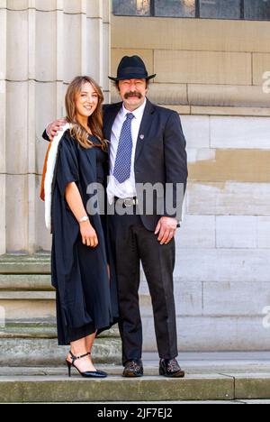 Dundee, Tayside, Écosse, Royaume-Uni. 30th juin 2022. Météo Royaume-Uni. Les températures dans le nord-est de l'Écosse ont dépassé 20 °C en raison d'une combinaison de ciel clair et de soleil d'été chaud. Le jour de la remise des diplômes, les étudiants diplômés de l'université et leurs familles se sont réunis à Dundee City Square et au Caird Hall pour leurs récompenses tardives. Depuis que l'Écosse a été sous le confinement du coronavirus pendant deux ans, ces cérémonies de remise des diplômes ont maintenant lieu. Crédit : Dundee Photographics/Alamy Live News Banque D'Images